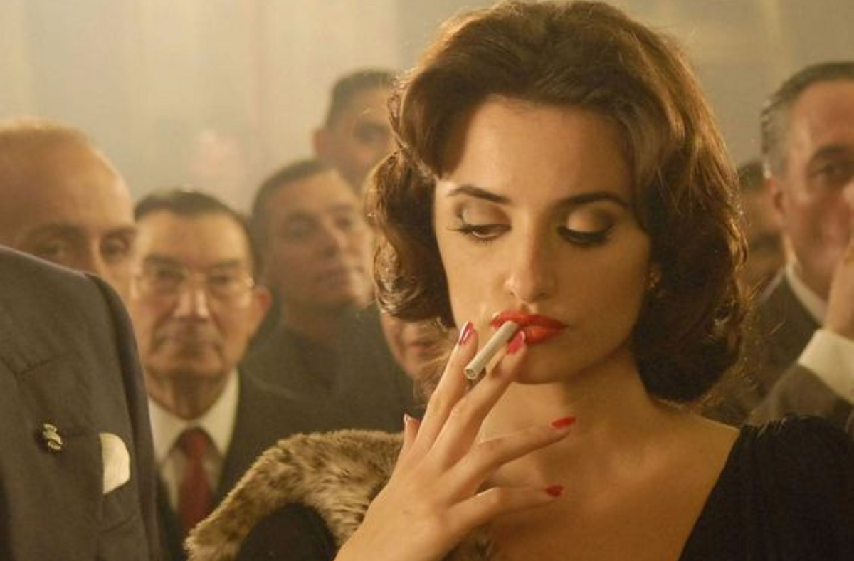 mob wife wearing fur coat  at dinner
